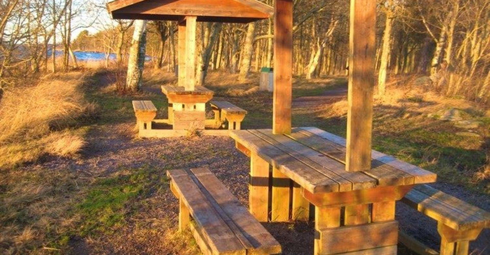 Grill- och rastplats vid Råssnäsuddens södra spets. 
Etapp: Råssnäsudden–Mariebergsudden. 
Motala. 