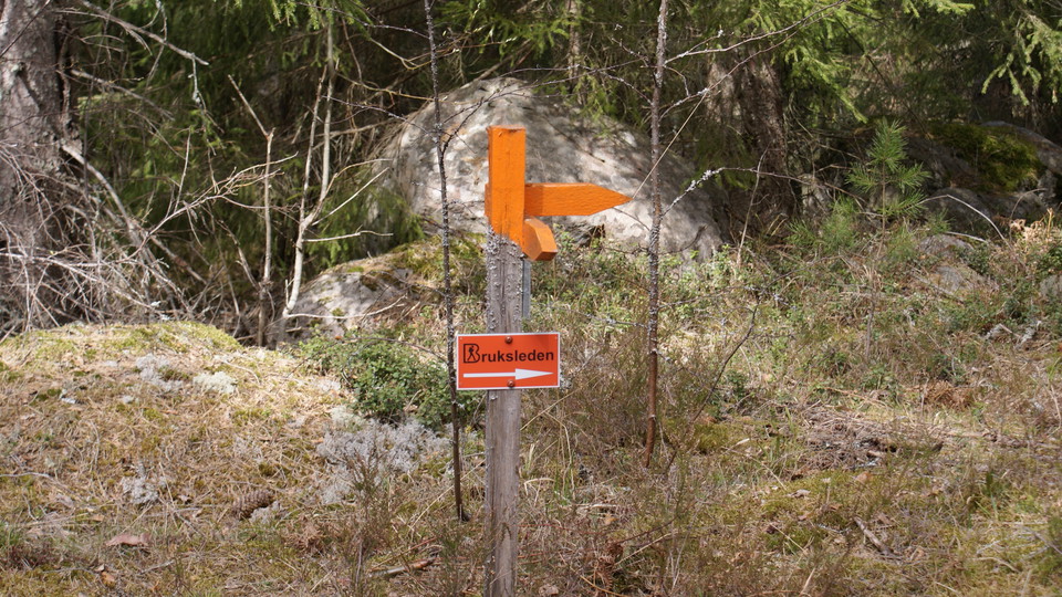 Tydlig skyltning i riktning mot Samhället Bastmora samt Norr Morsjön