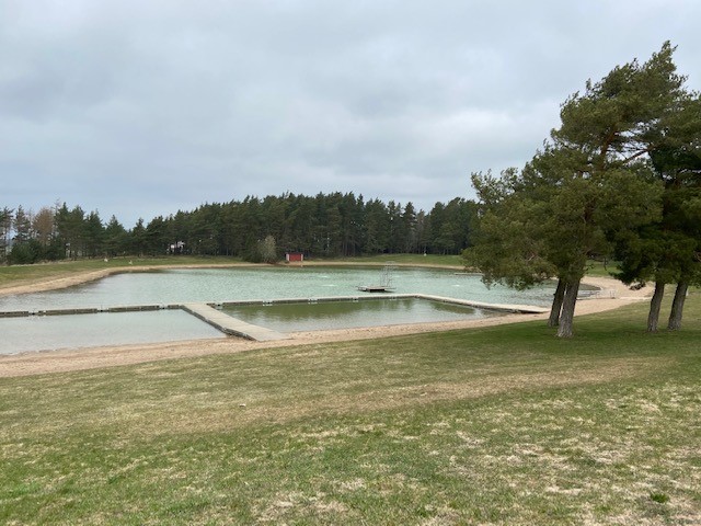 Bild på bryggor i Månsjön