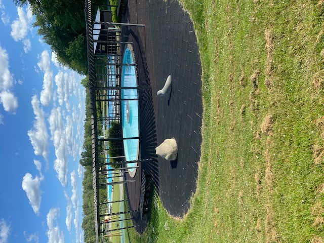 Barnbassäng med solskydd