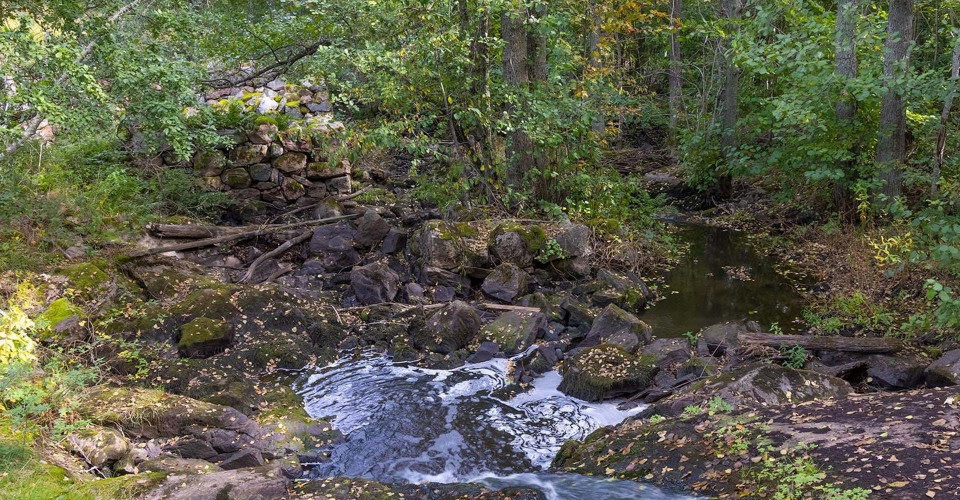 Kvarnruin nära vindskyddet vid Kulla.
Etapp: Stinsen-Hälla.
Söderköping.