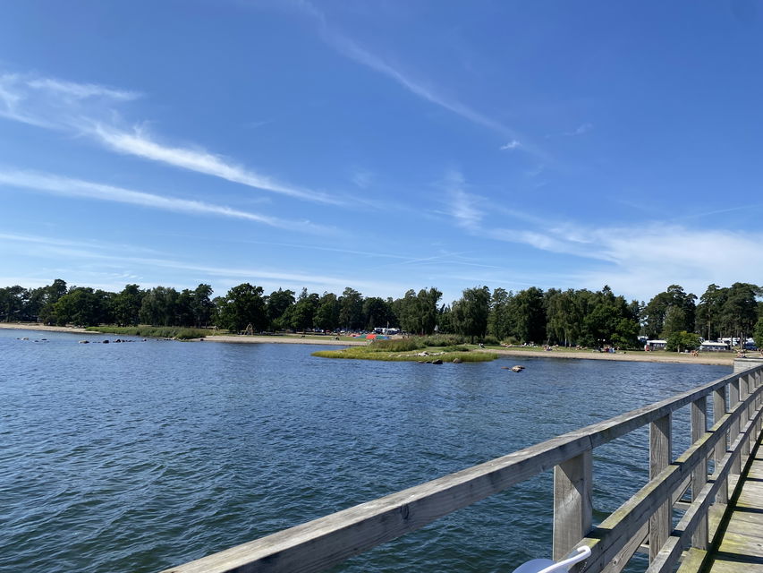 Stranden och lekplatsen sett från piren