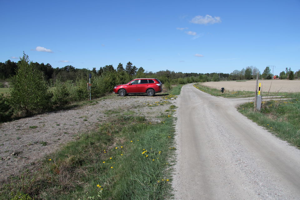 Bil parkerad på anvisad plats.