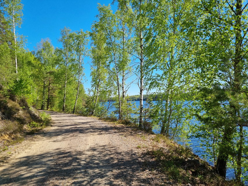 Leden följer grusväg längs Västjutens norra strand.
