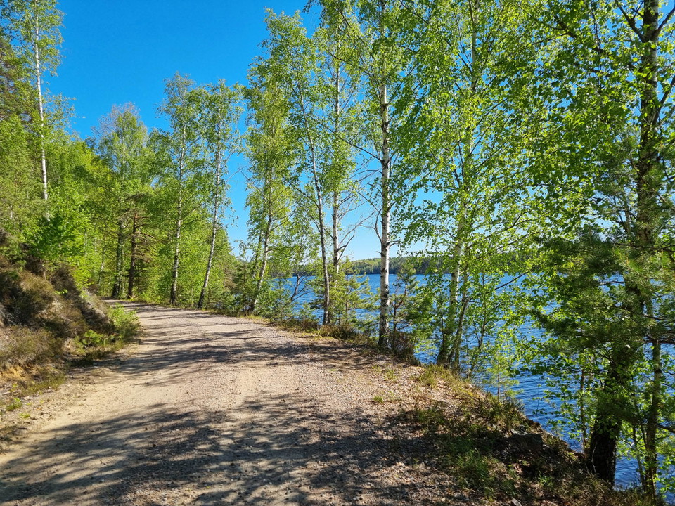 Leden följer grusväg längs Västjutens norra strand.