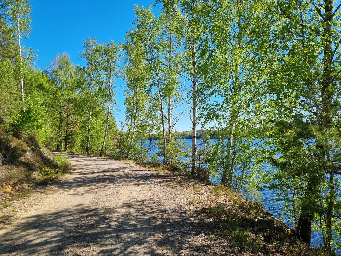 Leden följer grusväg längs Västjutens norra strand.