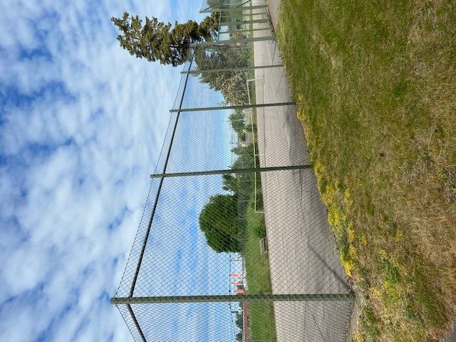 Inhägnad tennisbana på Skänninge idrottsplats