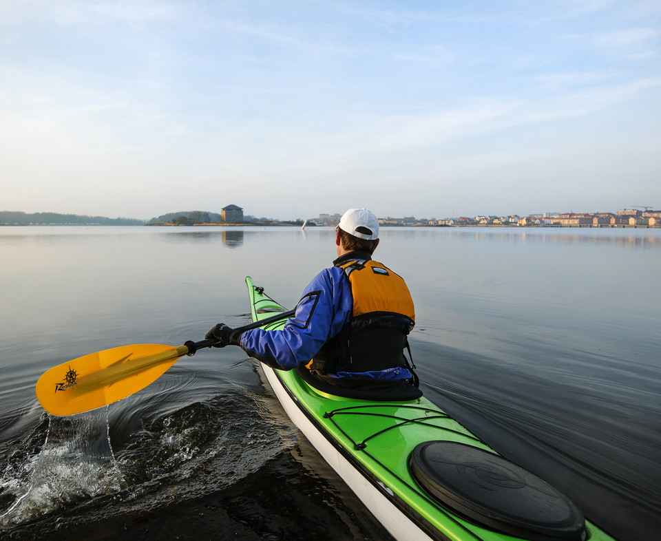 En person paddlar kajak i Karlskrona skärgård