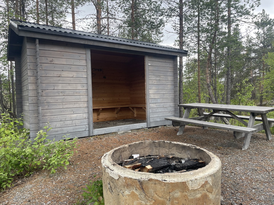 Grillplats och vindskydd beläget närmare E45.