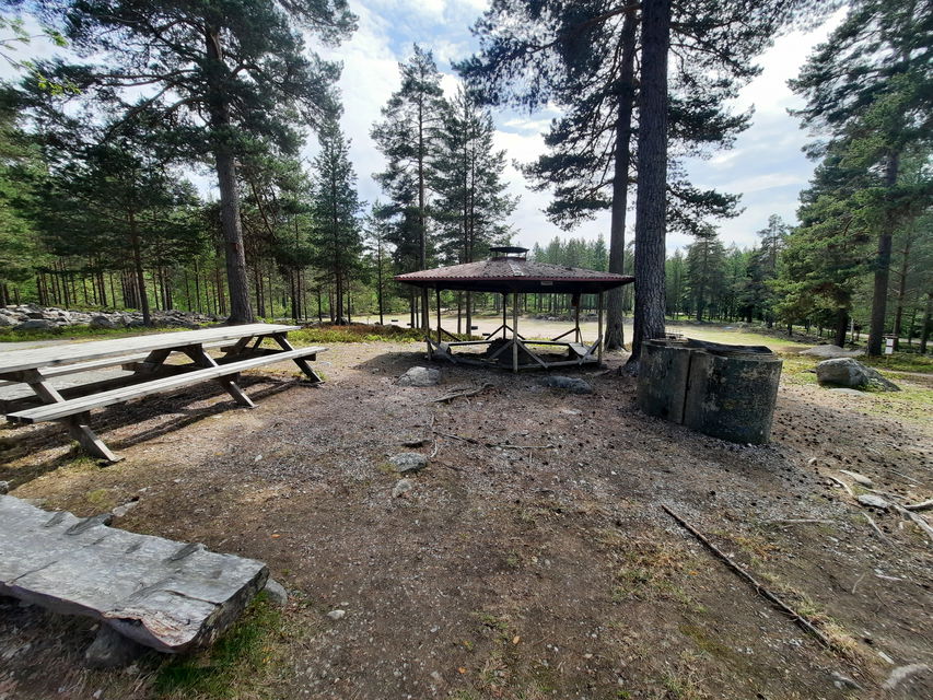Grillplats utanför stugan som kan bokas