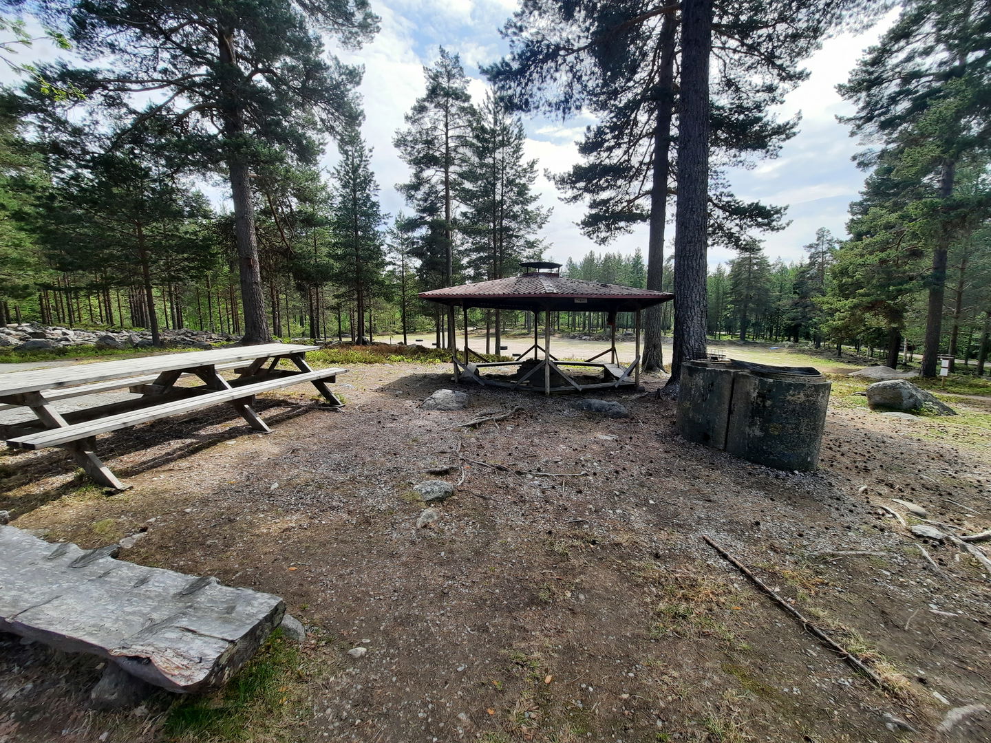 Grillplats utanför stugan som kan bokas