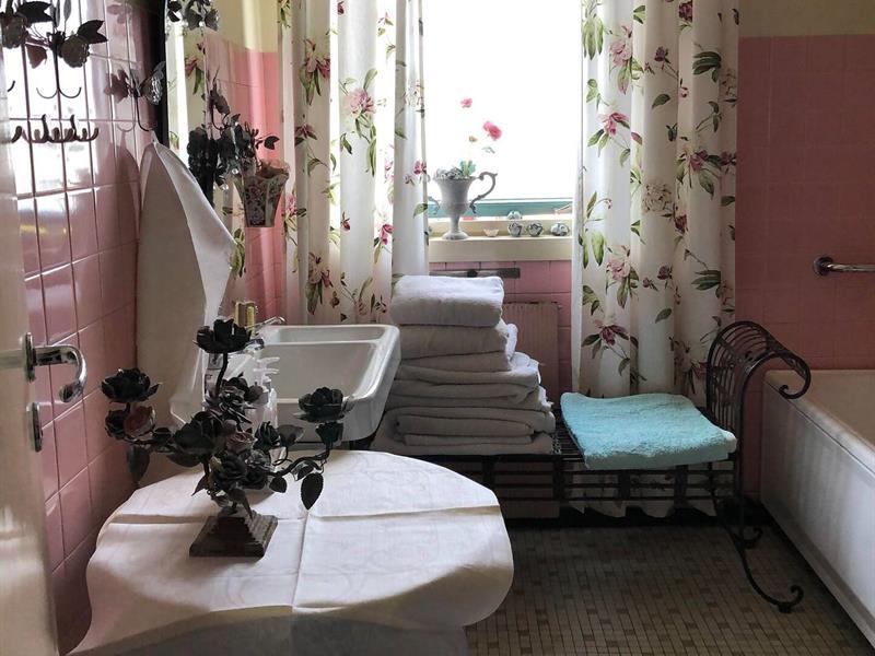 Flislagt rosa bad med håndduker