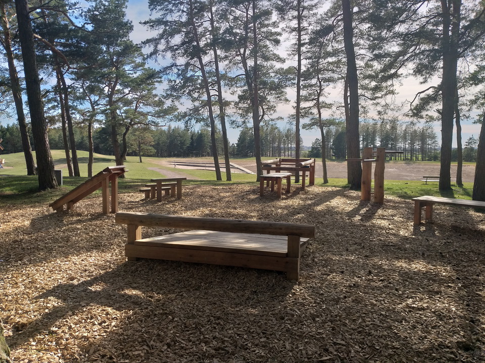 Bild på utegym i trä vid Väderkvarnsbacken i Skänninge