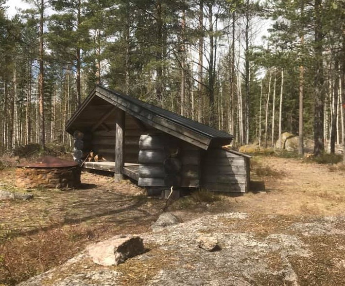 Ett vindskydd ligger på höjden ovanför parkeringen.