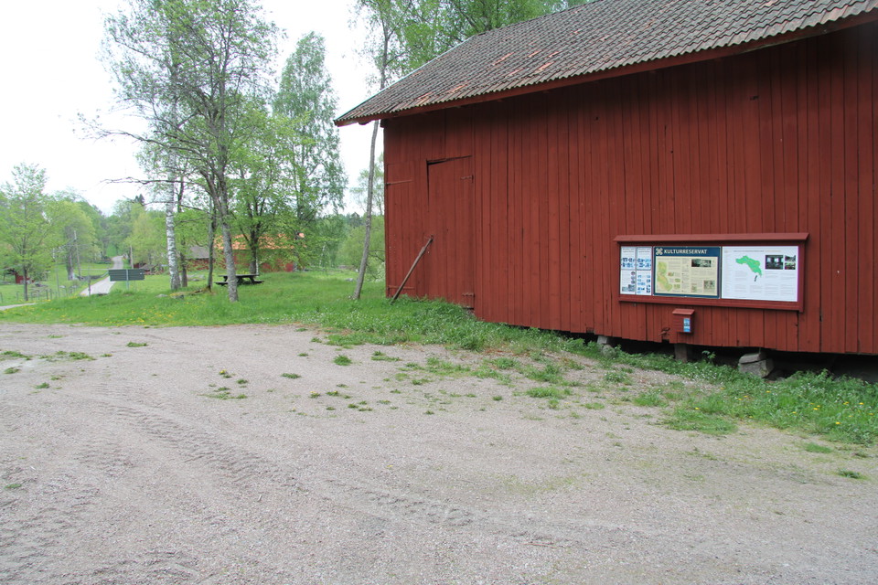 I anslutning till rastplats finns parkering och informationstavla.