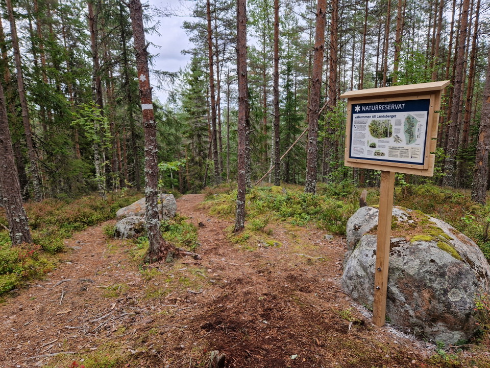 Informationsskylt vid stig, om naturreservatet.