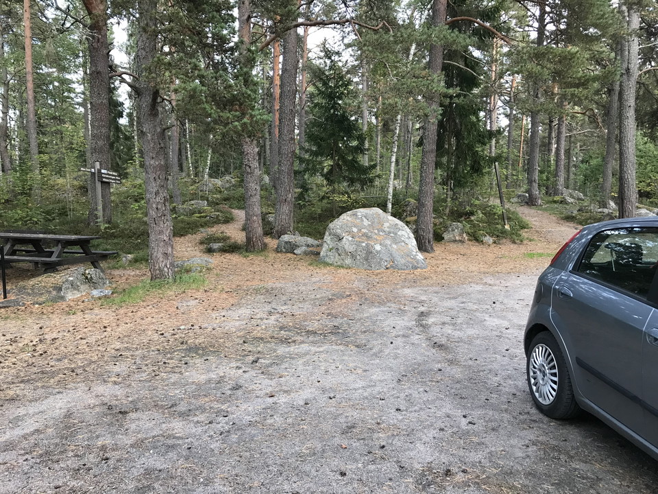 Bil som står på en parkeringsplats