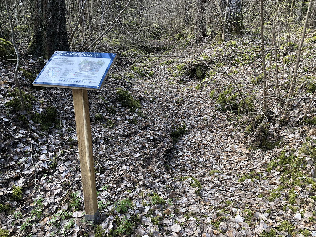 Informationstavla vid övervuxen kanal.