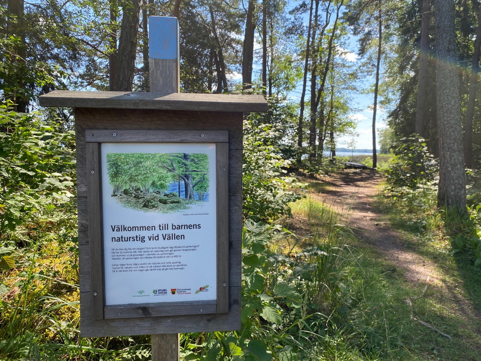 Informationsskylt vid badplatsen