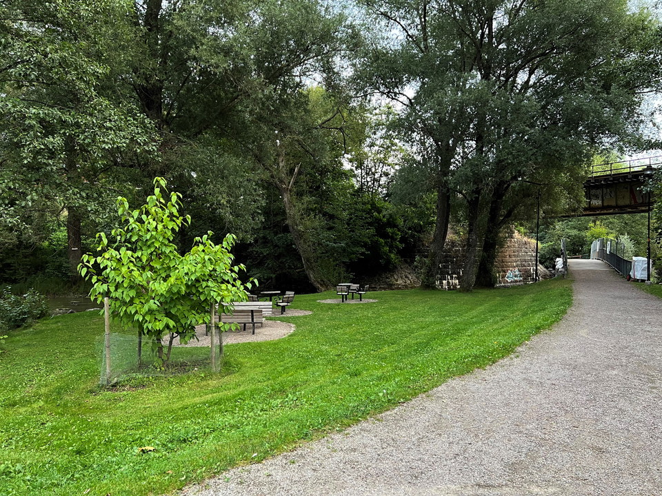Grön park med bord och stolar