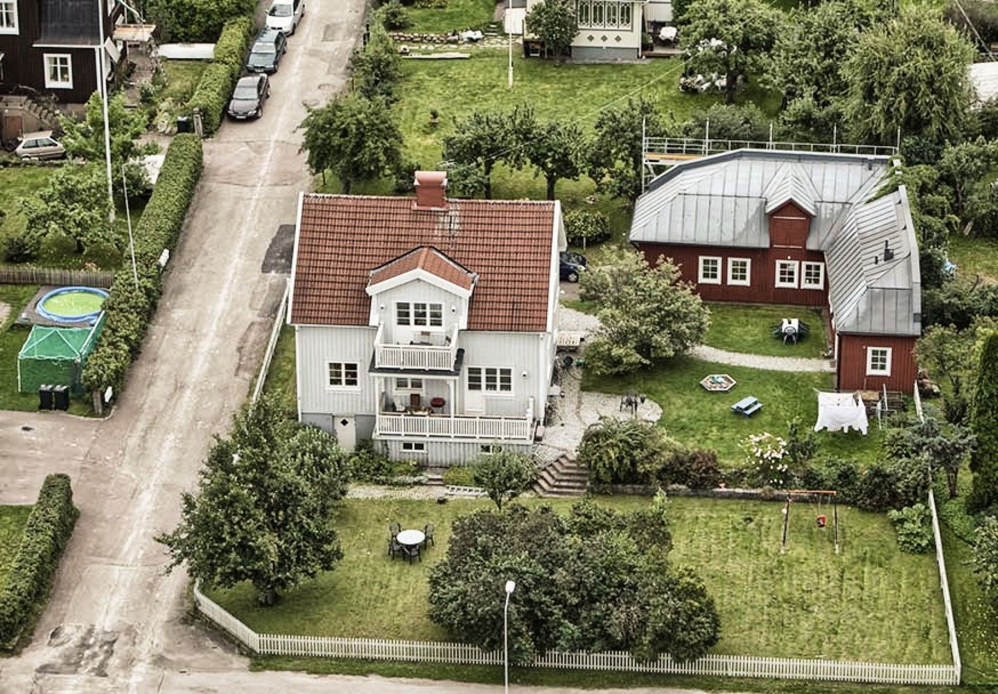 Flygbild på en grå villa i ett villaområde.