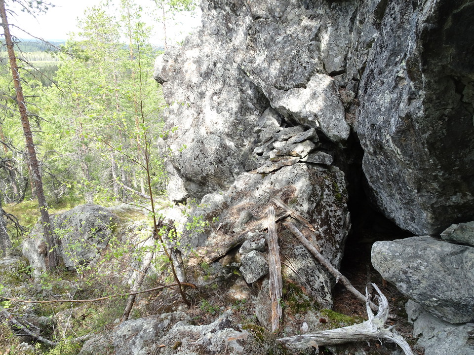 Ingången till den lilla grottan på Degerbergets västsluttning.