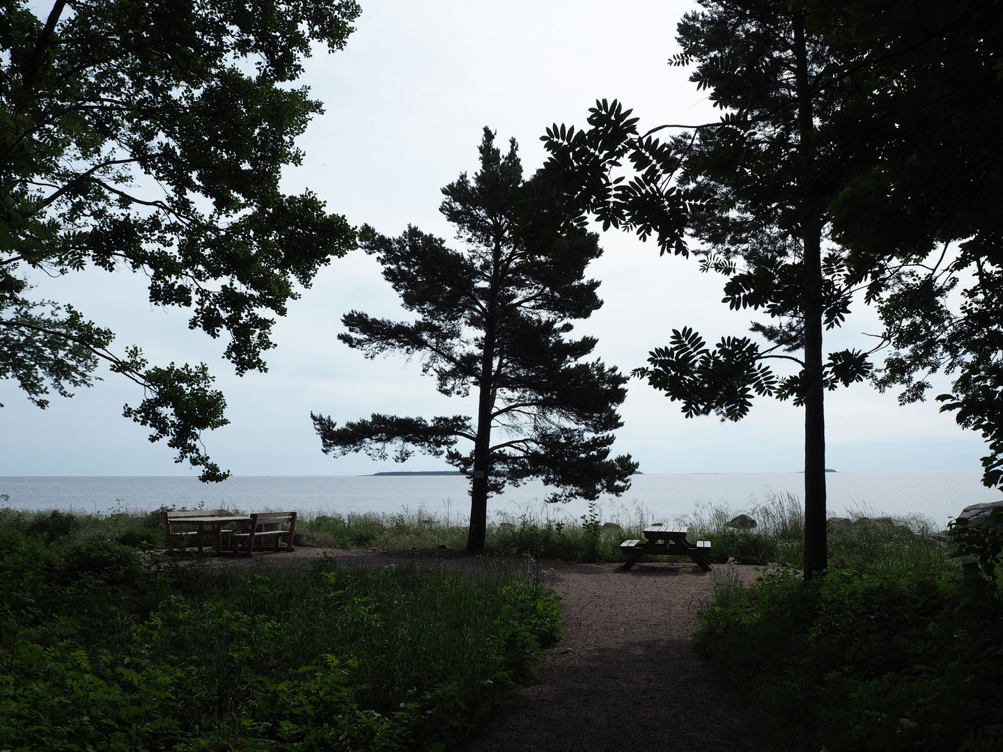 Rastplats med bänkbord och grillplats med utsikt över havet vid Utvalnäs udde