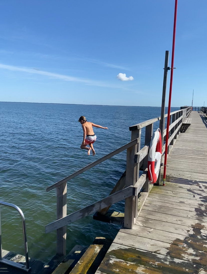 Pojke hoppar från brygga