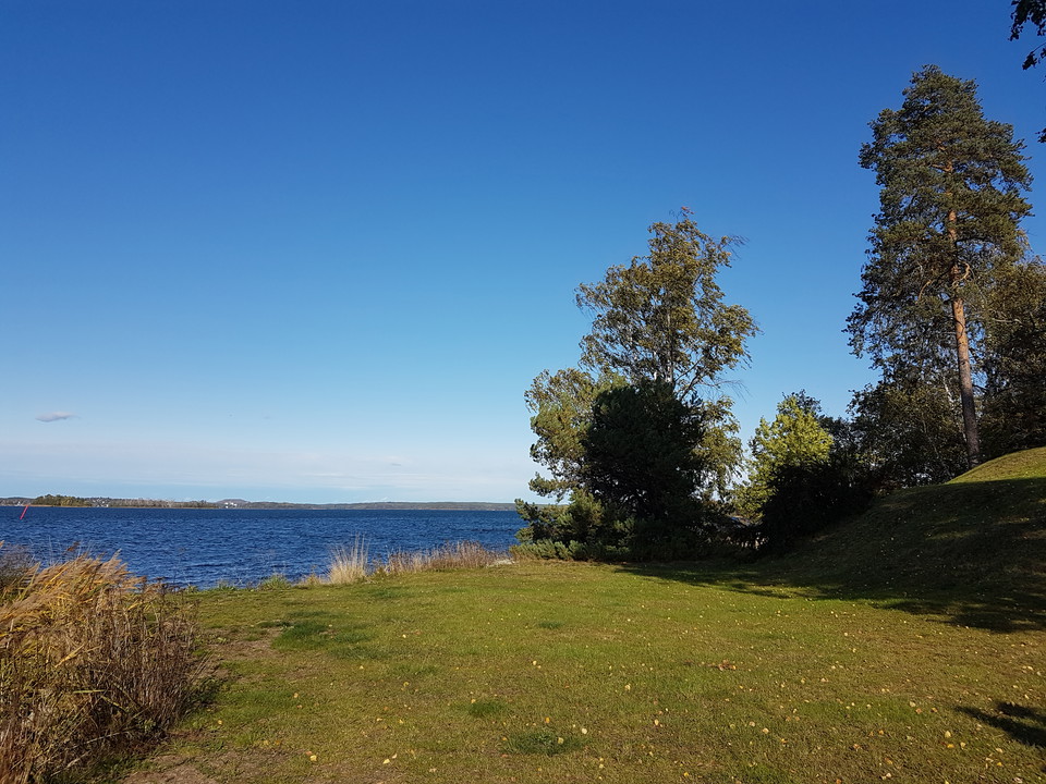 Passage över gräsmatta vid stranden till Kräftvägen. Foto Lidingö stad.