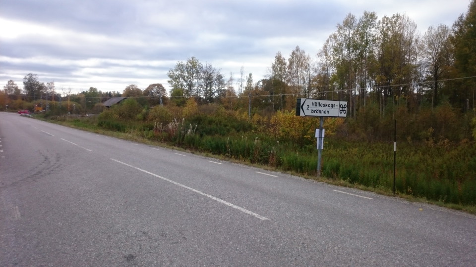 Skylt vid landsvägen visar vägen till naturreservatet.