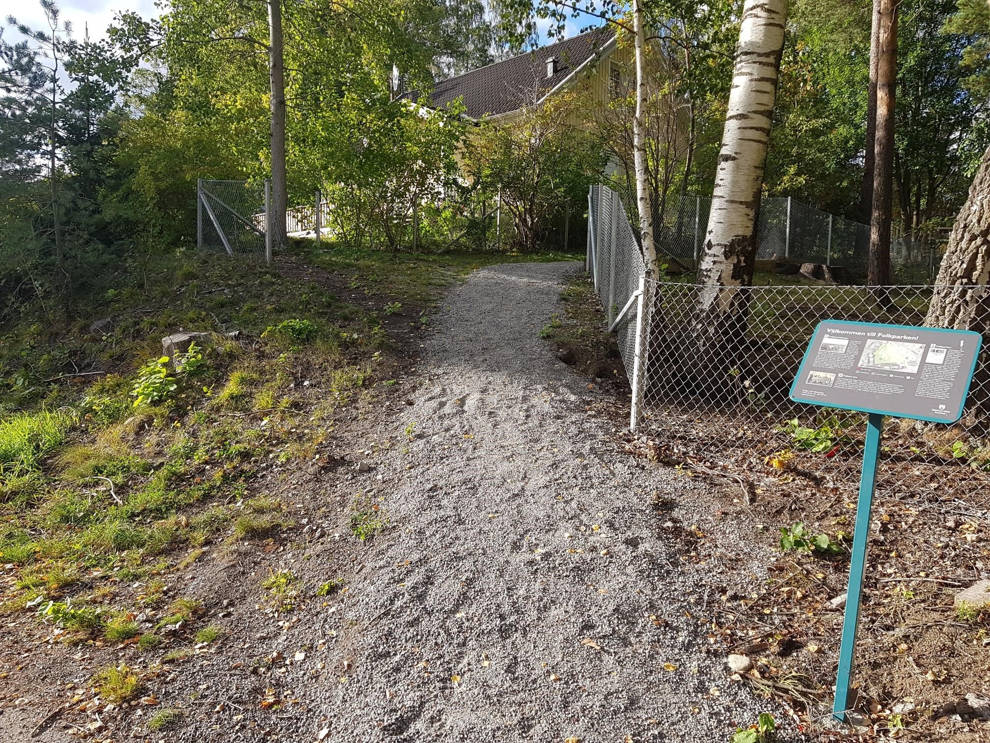 Entrén vid Furubergsvägen. Följ grusgången fram till grinden till parken och hundrastgården. Välj denna entré om du vill ha en mindre fysiskt krävande promenad upp till Folkparksberget.
