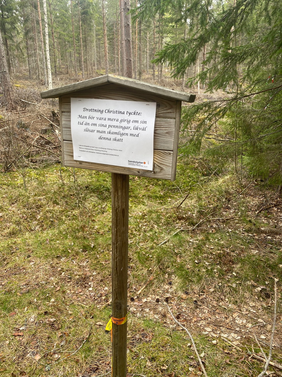 En skylt med ord om drottning Kristinas åsikt - att vara rädd om den tid man har.