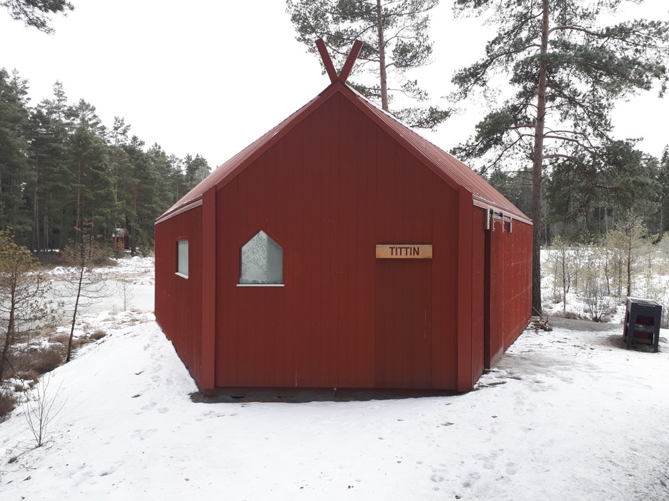 Vindskydd med snö runt omkring