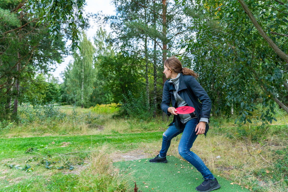 En person slänger iväg en disc