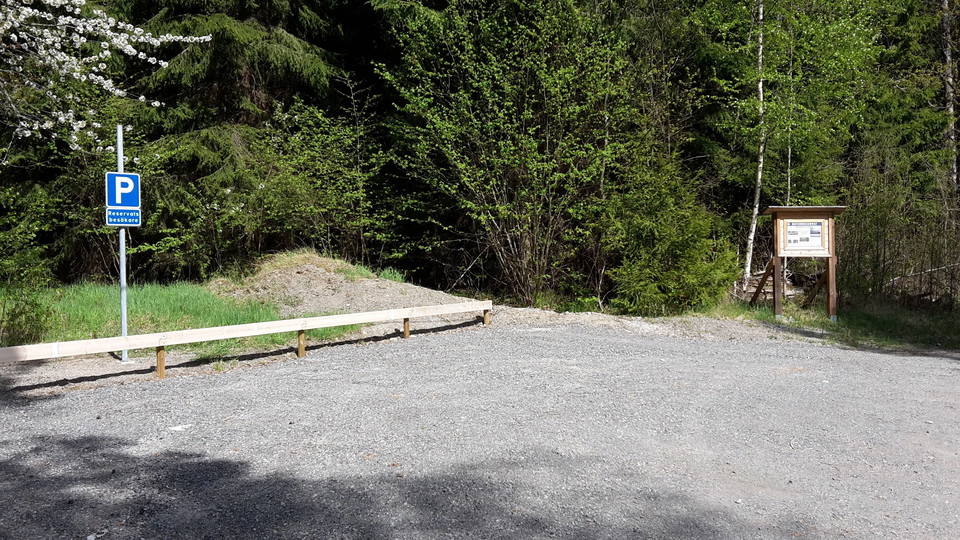 Parkering med plats för ca 4-5 bilar.