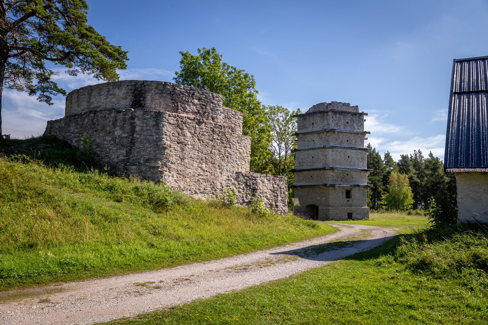 Den framträdande sexkantiga kalkugnen från 1882 och närliggande byggnad.