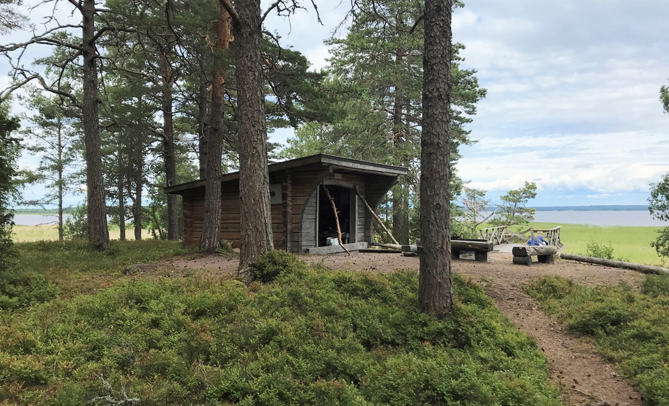 Vindskydd med eldplats och utsiktsplattform vid Onsösundet