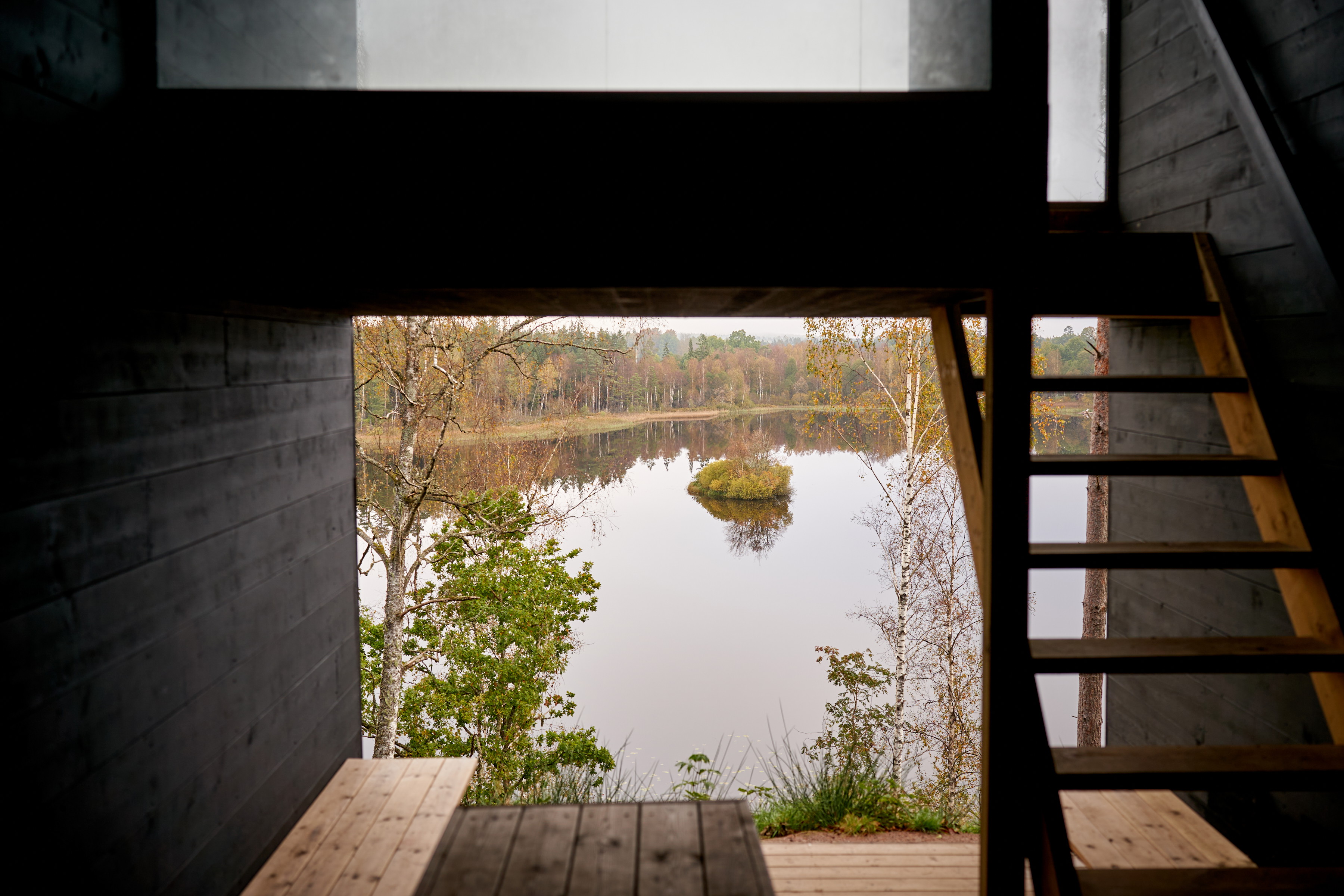 Utsikt över en sjö inifrån en byggnad.