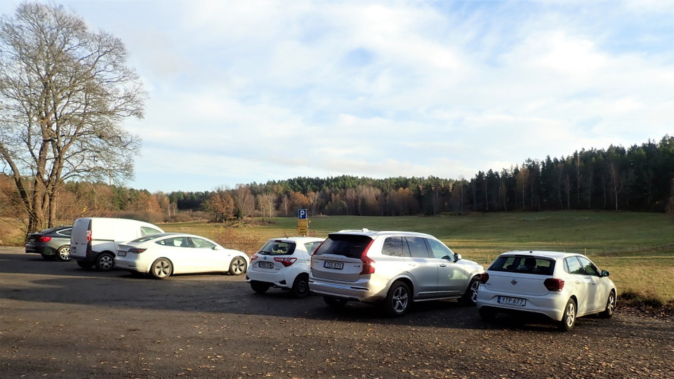 Parkeringvid Långängens gård. Foto Lidingö stad