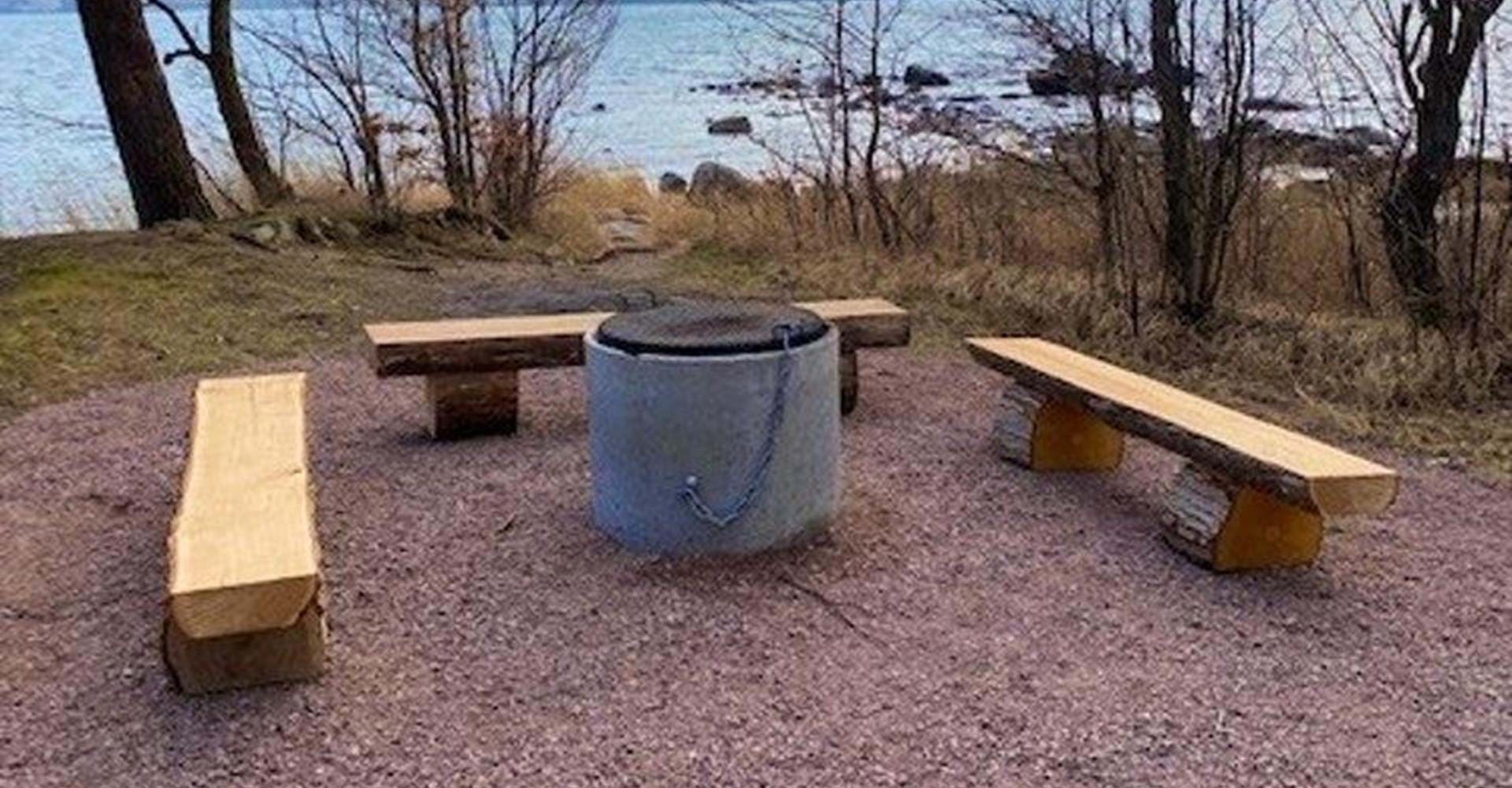 Grill- och rastplats vid Råssnäsuddens södra spets. 
Etapp: Råssnäsudden–Mariebergsudden. 
Motala. 