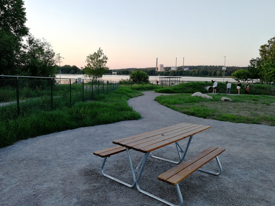 Bänkbord och rullbara grusgångar