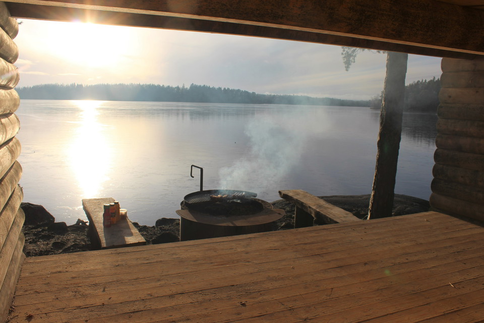 Utsikt över Måsnaren inifrån vindskyddet.