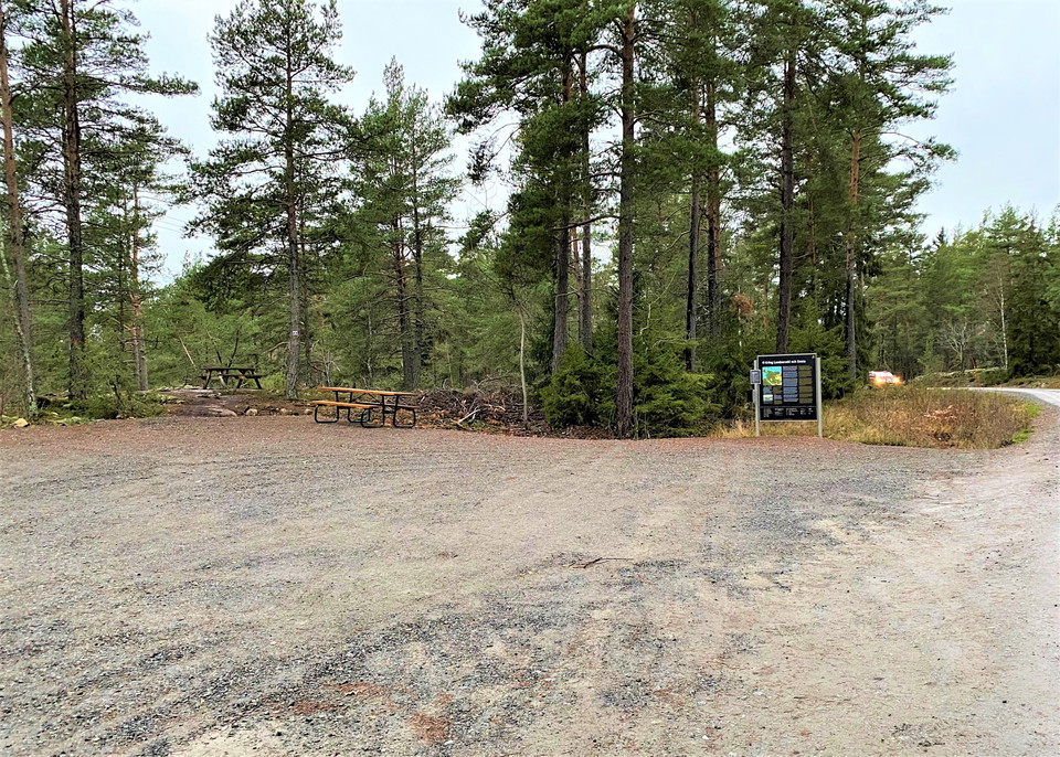 Vid parkeringen finns bänkbord. Foto: Mats Larshagen.