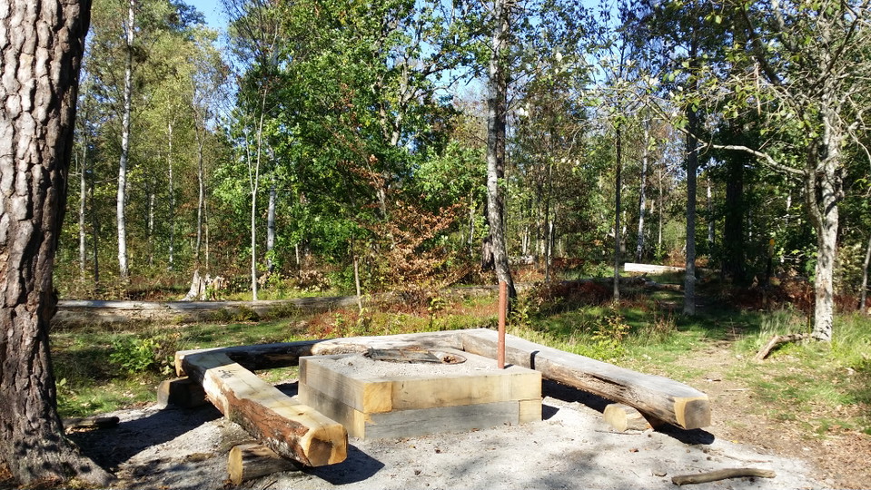 Eldstad med sittbänkar