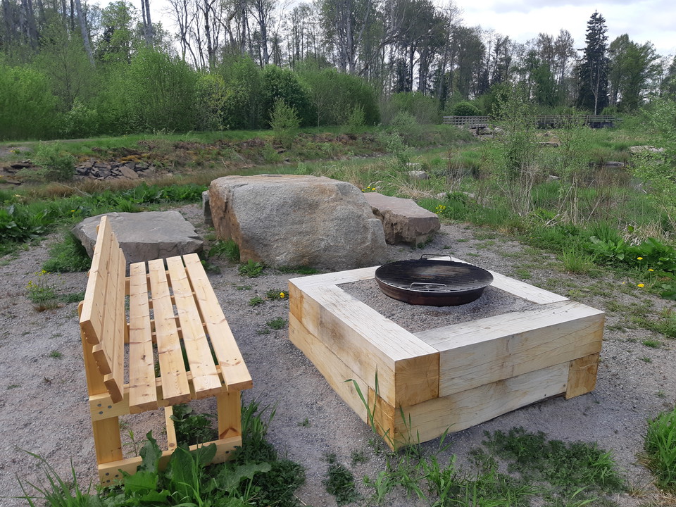 Grillplats och sittbänk