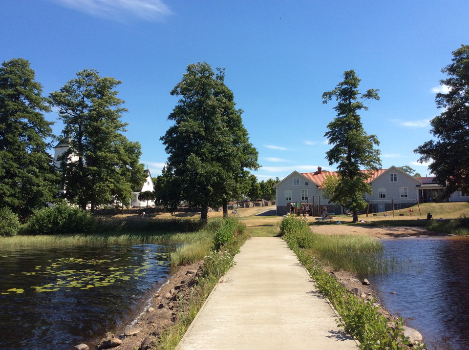 Kyrka och skola nära badplatsen
