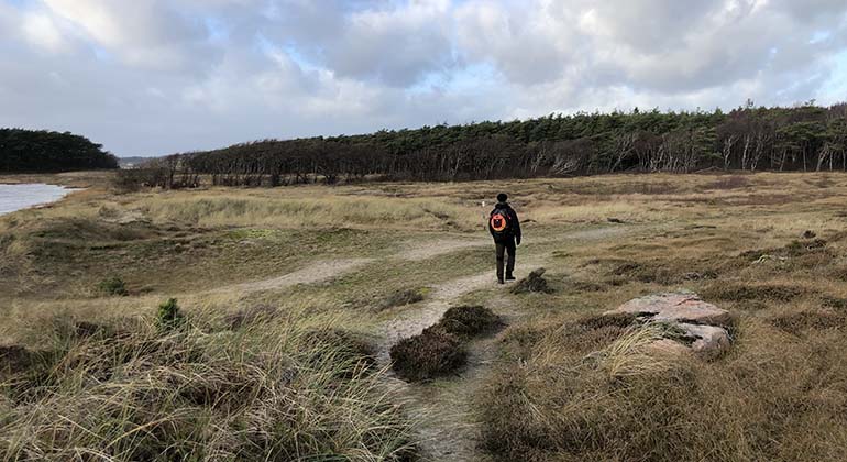 En person som går på en stig i reservatet 