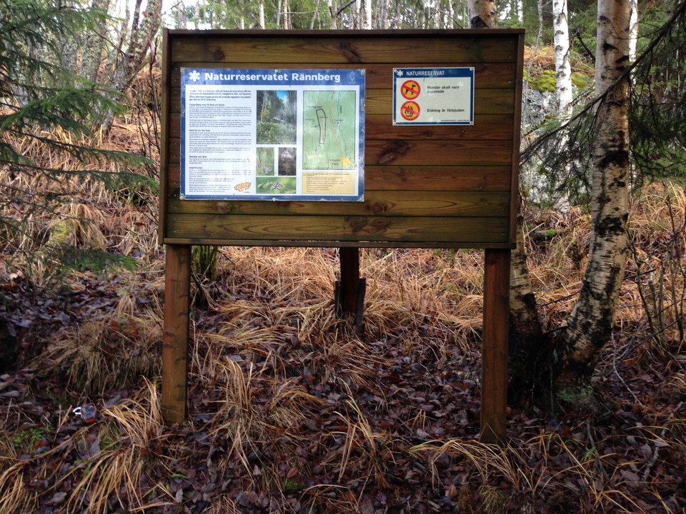 På denna skylt finns information om naturreservatet.