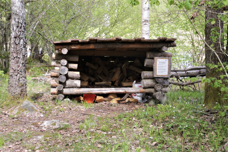 Torr ved hittar du i vedhuset intill.