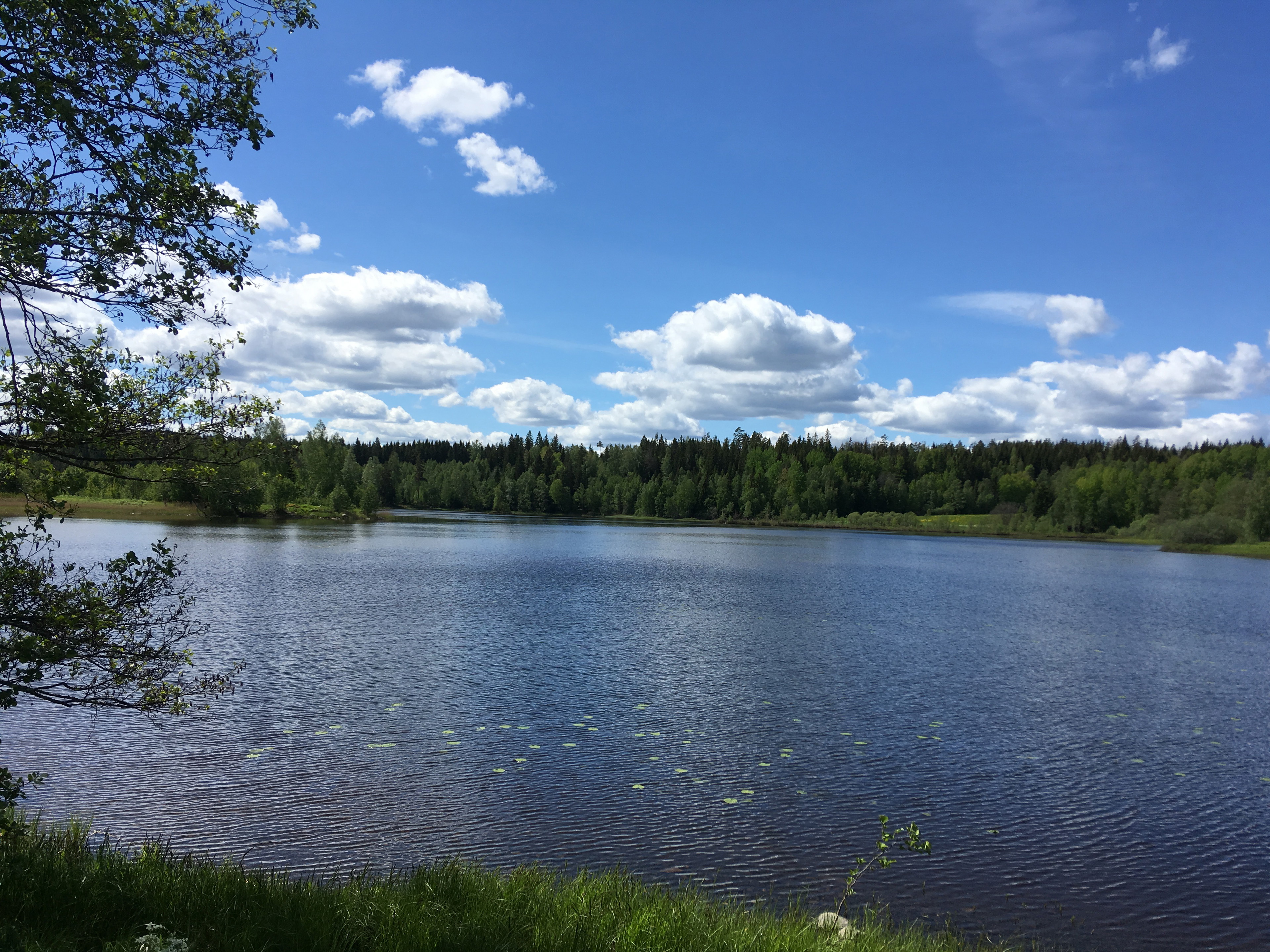 Etappen bjuder på sjöutsikt vid flera tillfällen. 